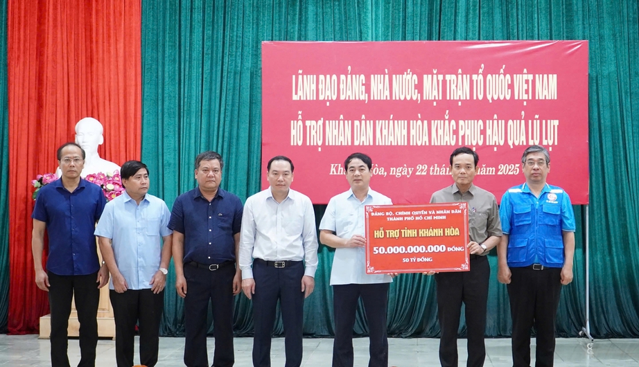 Thường trực Ban B&iacute; thư Trần Cẩm T&uacute;: Ưu ti&ecirc;n cao nhất l&agrave; cứu người, kh&ocirc;ng để d&acirc;n đ&oacute;i- Ảnh 4.