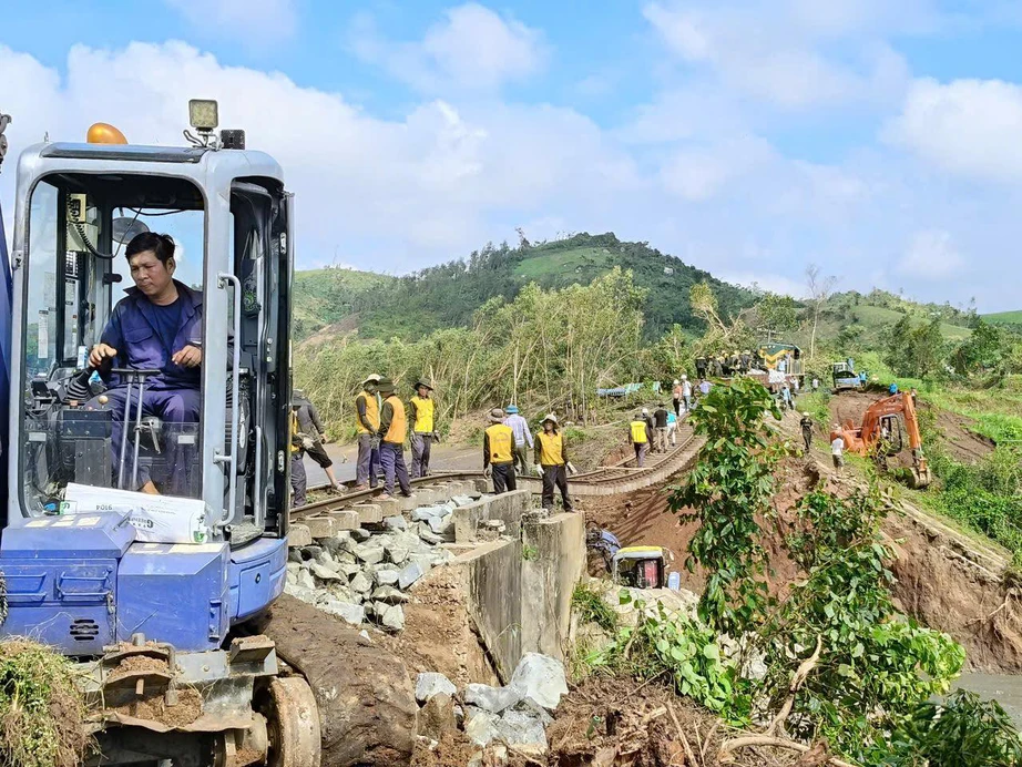 Cả chục điểm ách tắc do mưa lũ: Bộ Xây dựng huy động lực lượng, vật tư, thiết bị khẩn cấp- Ảnh 3.