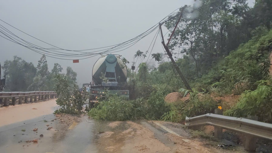 Cả chục điểm ách tắc do mưa lũ: Bộ Xây dựng huy động lực lượng, vật tư, thiết bị khẩn cấp- Ảnh 2.