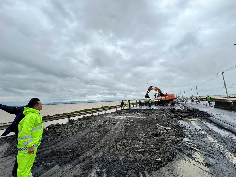 19 điểm trên quốc lộ bị chia cắt, ngành Xây dựng căng mình ứng phó mưa lũ- Ảnh 1. 19 điểm trên quốc lộ bị chia cắt, ngành Xây dựng căng mình ứng phó mưa lũ- Ảnh 1.
