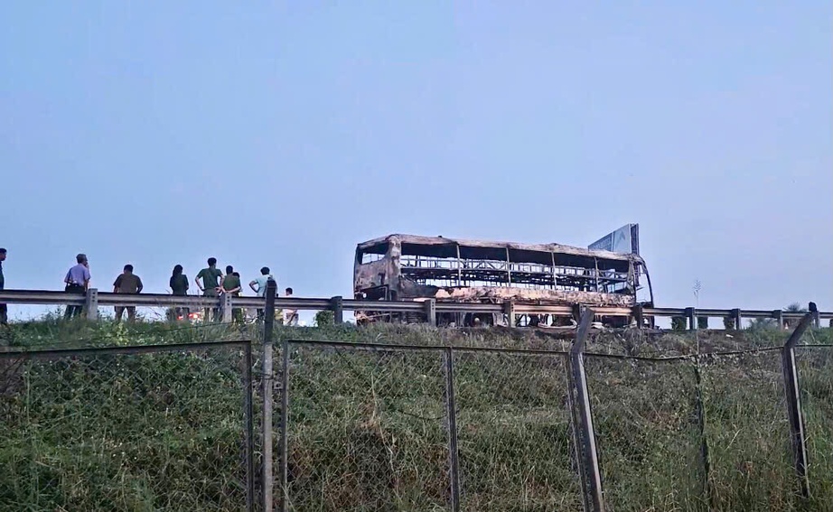 Xe giường nằm bốc cháy dữ dội trên cao tốc, hành khách bỏ chạy thoát thân- Ảnh 1.