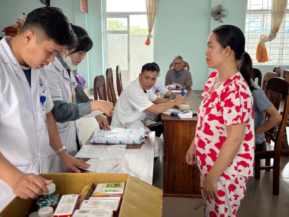 Hàng ngàn tấn hàng, nhân viên y tế sẵn sàng hỗ trợ vùng lũ- Ảnh 2.