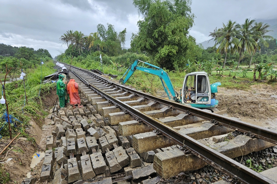 19 điểm tr&ecirc;n quốc lộ bị chia cắt, ng&agrave;nh X&acirc;y dựng căng m&igrave;nh ứng ph&oacute; mưa lũ- Ảnh 2.