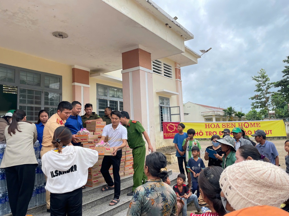 Tập đoàn Hoa Sen khẩn cấp đưa nhu yếu phẩm cứu trợ miền Trung- Ảnh 2. Tập đoàn Hoa Sen khẩn cấp đưa nhu yếu phẩm cứu trợ miền Trung- Ảnh 2.