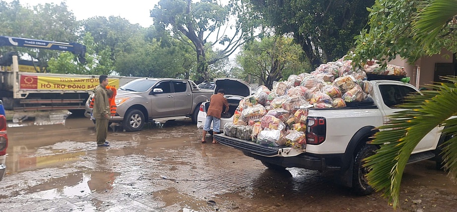 Tập đoàn Hoa Sen khẩn cấp đưa nhu yếu phẩm cứu trợ miền Trung- Ảnh 1. Tập đoàn Hoa Sen khẩn cấp đưa nhu yếu phẩm cứu trợ miền Trung- Ảnh 1.