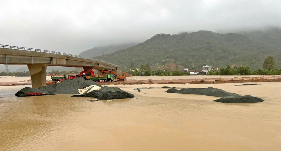 Chạy đua bù tiến độ cao tốc sau lũ- Ảnh 1. Chạy đua bù tiến độ cao tốc sau lũ- Ảnh 1.