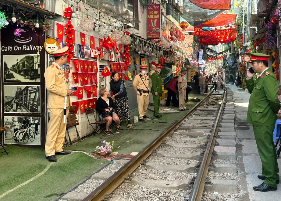 Hà Nội: Tiếp tục kiểm tra, xử lý vi phạm tại “phố cà phê đường tàu” Khâm Thiên - Lê Duẩn- Ảnh 1.