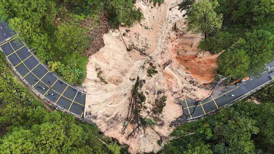 Bộ Xây dựng tiếp ứng vật tư, chỉ đạo xử lý sạt lở, huy động tổng lực mở đường sau lũ- Ảnh 2.