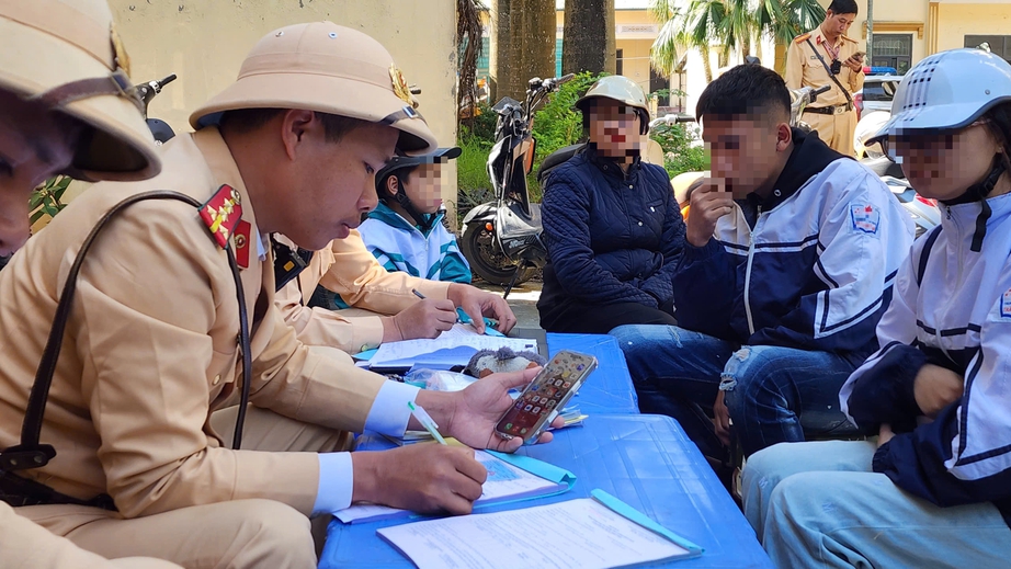 Bắc Ninh: Nhiều học sinh đi xe máy vi phạm giao thông bị xử phạt- Ảnh 1.