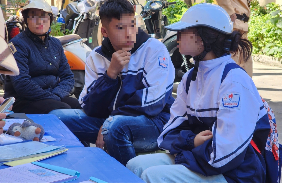 Bắc Ninh: Nhiều học sinh đi xe máy vi phạm giao thông bị xử phạt- Ảnh 10.