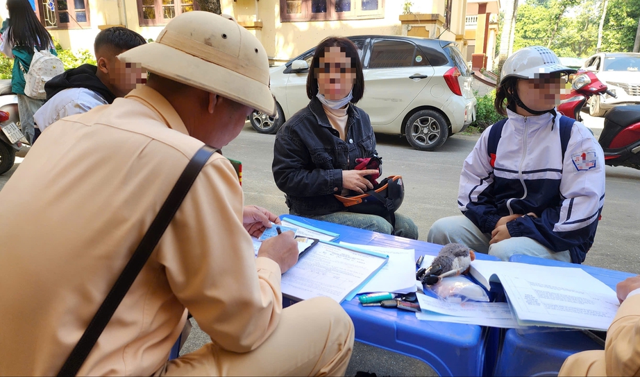 Bắc Ninh: Nhiều học sinh đi xe máy vi phạm giao thông bị xử phạt- Ảnh 9.
