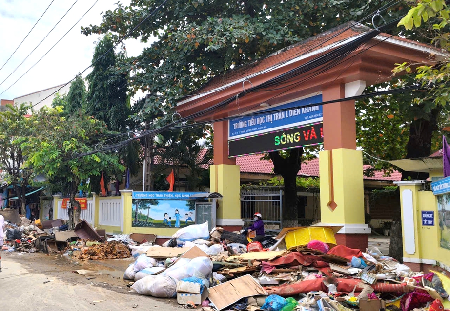 Khánh Hòa chi hơn 14 tỷ đồng hỗ trợ học sinh vùng lũ mua đồng phục- Ảnh 1.