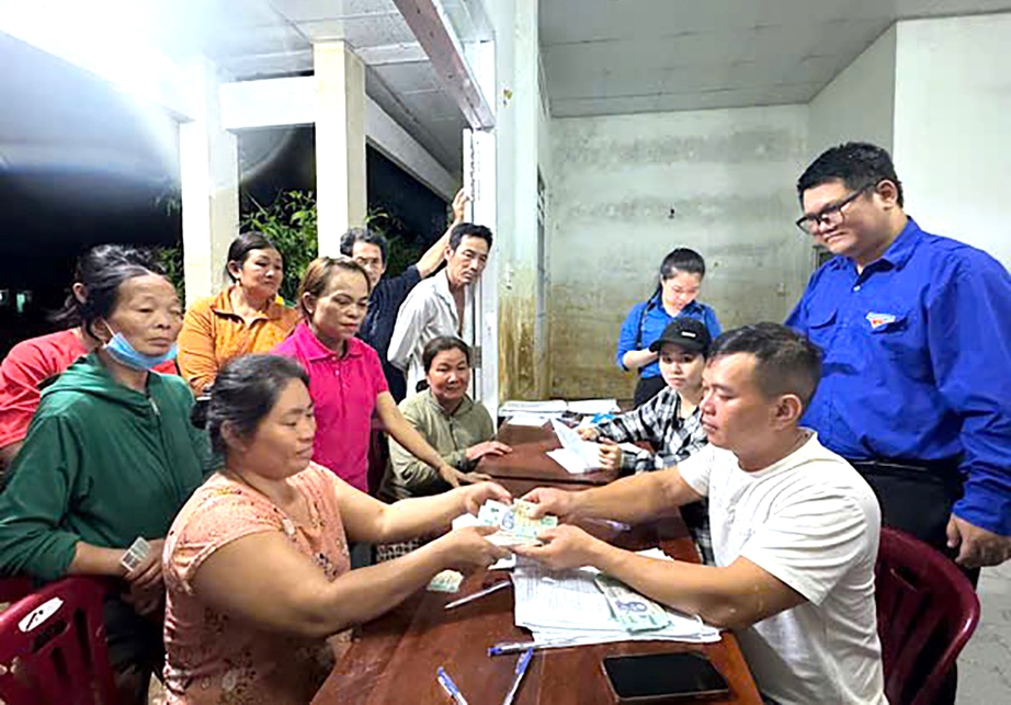 Khánh Hòa: Động viên tinh thần, kịp thời hỗ trợ người dân vùng lũ ngay khi nước rút- Ảnh 2. Khánh Hòa: Động viên tinh thần, kịp thời hỗ trợ người dân vùng lũ ngay khi nước rút- Ảnh 2.