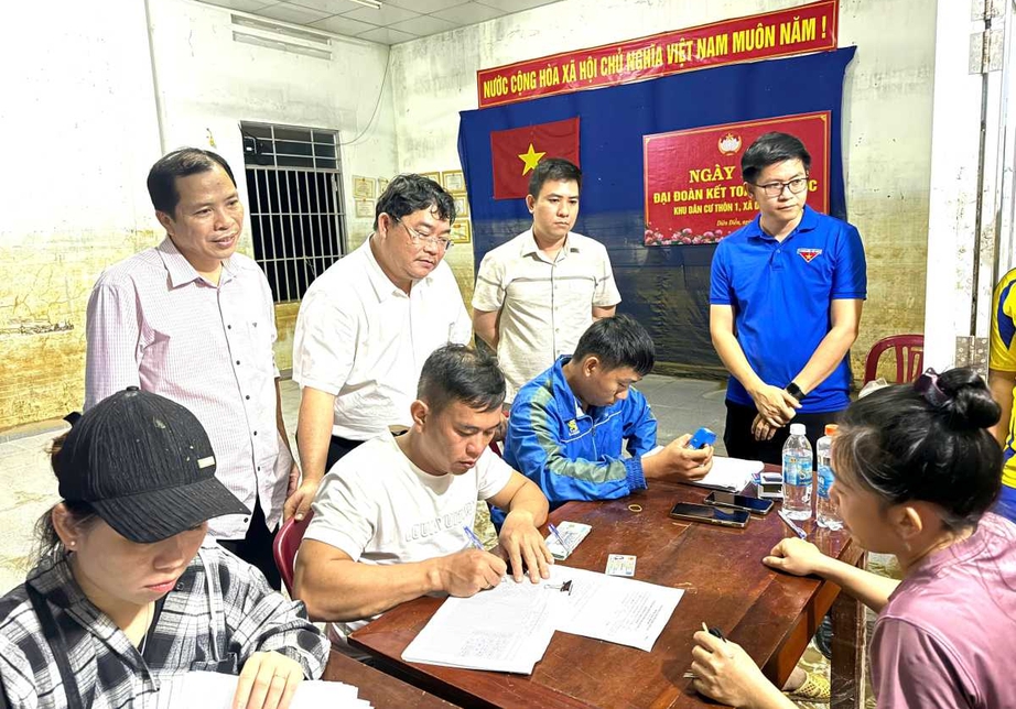 Khánh Hòa: Động viên tinh thần, kịp thời hỗ trợ người dân vùng lũ ngay khi nước rút- Ảnh 1. Khánh Hòa: Động viên tinh thần, kịp thời hỗ trợ người dân vùng lũ ngay khi nước rút- Ảnh 1.