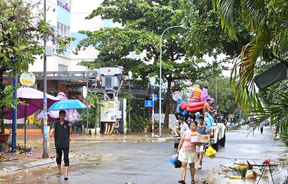Khánh Hòa: Động viên tinh thần, kịp thời hỗ trợ người dân vùng lũ ngay khi nước rút- Ảnh 5. Khánh Hòa: Động viên tinh thần, kịp thời hỗ trợ người dân vùng lũ ngay khi nước rút- Ảnh 5.