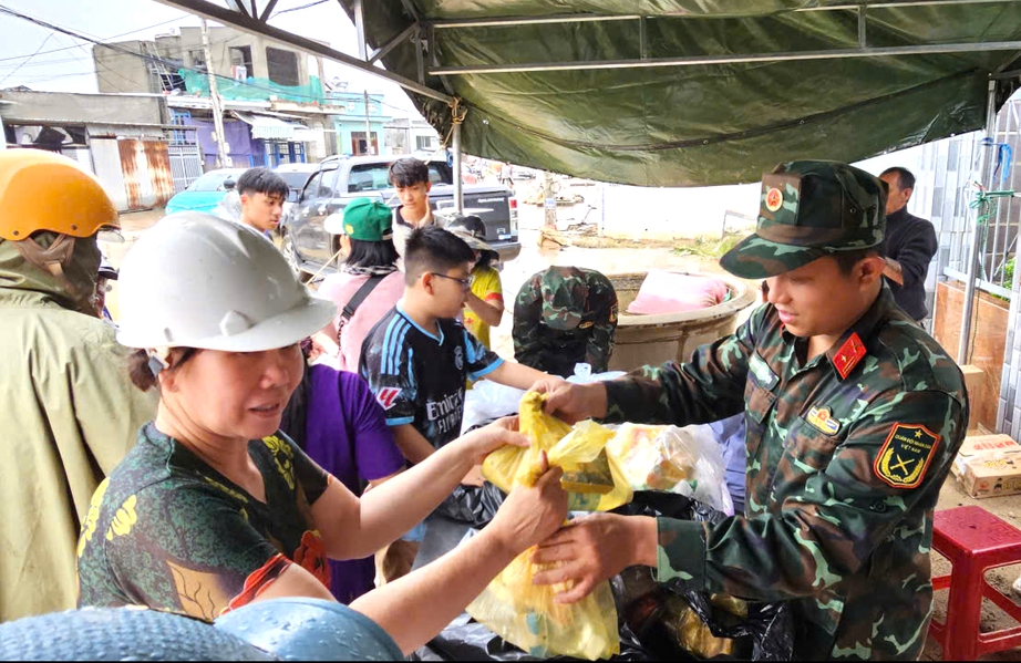 Khánh Hòa: Động viên tinh thần, kịp thời hỗ trợ người dân vùng lũ ngay khi nước rút- Ảnh 4. Khánh Hòa: Động viên tinh thần, kịp thời hỗ trợ người dân vùng lũ ngay khi nước rút- Ảnh 4.