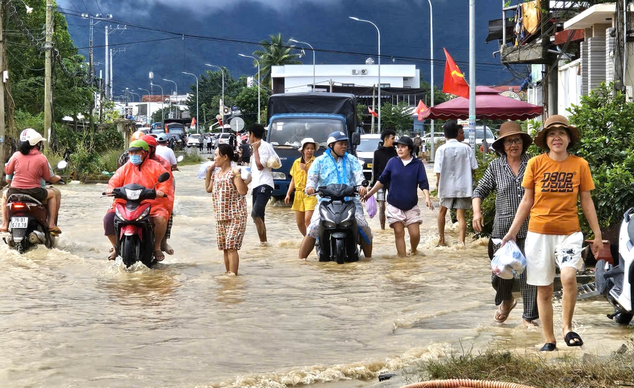 Khánh Hòa: Động viên tinh thần, kịp thời hỗ trợ người dân vùng lũ ngay khi nước rút- Ảnh 3. Khánh Hòa: Động viên tinh thần, kịp thời hỗ trợ người dân vùng lũ ngay khi nước rút- Ảnh 3.
