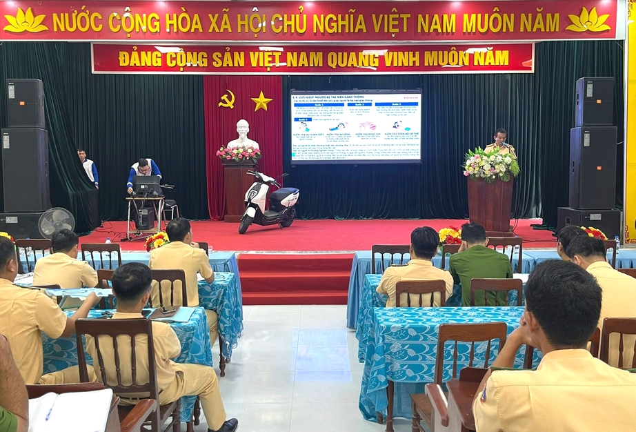 Quảng Ngãi: Tập huấn kỹ năng huấn luyện lái xe gắn máy an toàn cho CSGT và công an cấp xã- Ảnh 1. Quảng Ngãi: Tập huấn kỹ năng huấn luyện lái xe gắn máy an toàn cho CSGT và công an cấp xã- Ảnh 1.