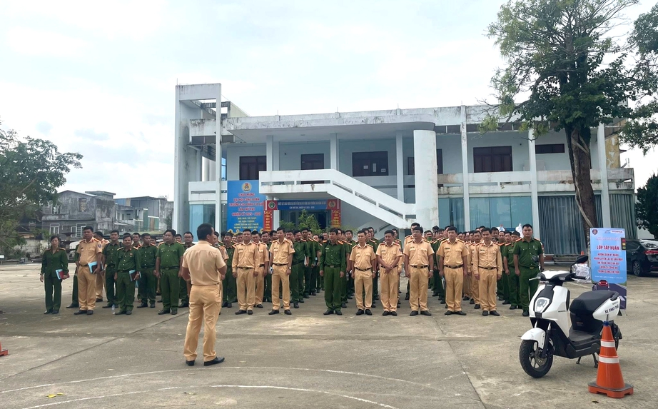 Quảng Ngãi: Tập huấn kỹ năng huấn luyện lái xe gắn máy an toàn cho CSGT và công an cấp xã- Ảnh 3. Quảng Ngãi: Tập huấn kỹ năng huấn luyện lái xe gắn máy an toàn cho CSGT và công an cấp xã- Ảnh 3.