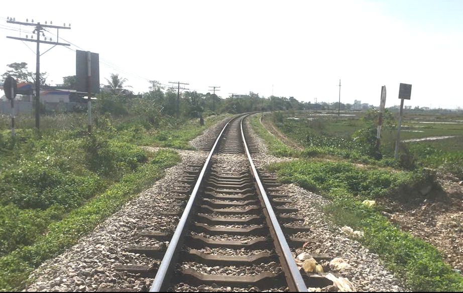 Nghệ An: Tiếp tục đóng thêm lối đi tự mở qua đường sắt Bắc - Nam- Ảnh 2. Nghệ An: Tiếp tục đóng thêm lối đi tự mở qua đường sắt Bắc - Nam- Ảnh 2.