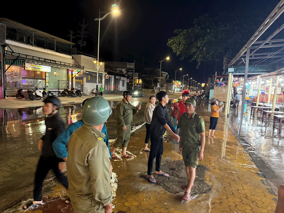 Lâm Đồng di dời hộ kinh doanh vì sóng lớn, Khánh Hòa kêu gọi tàu thuyền vào trú tránh- Ảnh 1.