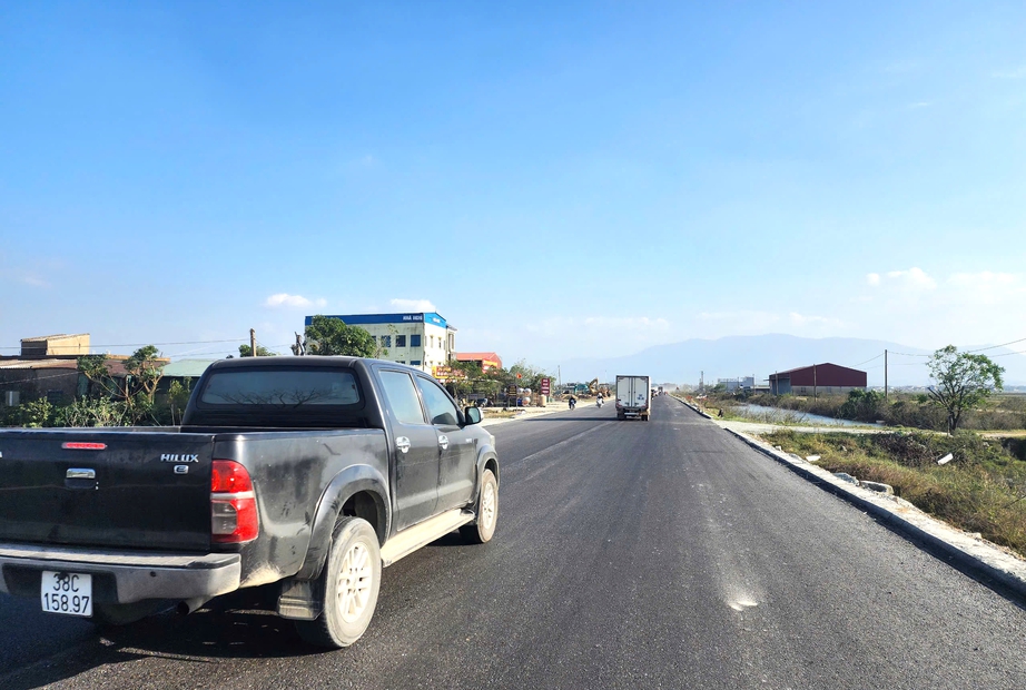 Khẩn trương thảm nhựa quốc lộ 1 qua Hà Tĩnh sau mưa bão- Ảnh 1. Khẩn trương thảm nhựa quốc lộ 1 qua Hà Tĩnh sau mưa bão- Ảnh 1.