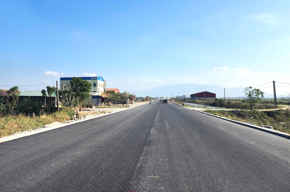 Khẩn trương thảm nhựa quốc lộ 1 qua Hà Tĩnh sau mưa bão- Ảnh 2. Khẩn trương thảm nhựa quốc lộ 1 qua Hà Tĩnh sau mưa bão- Ảnh 2.