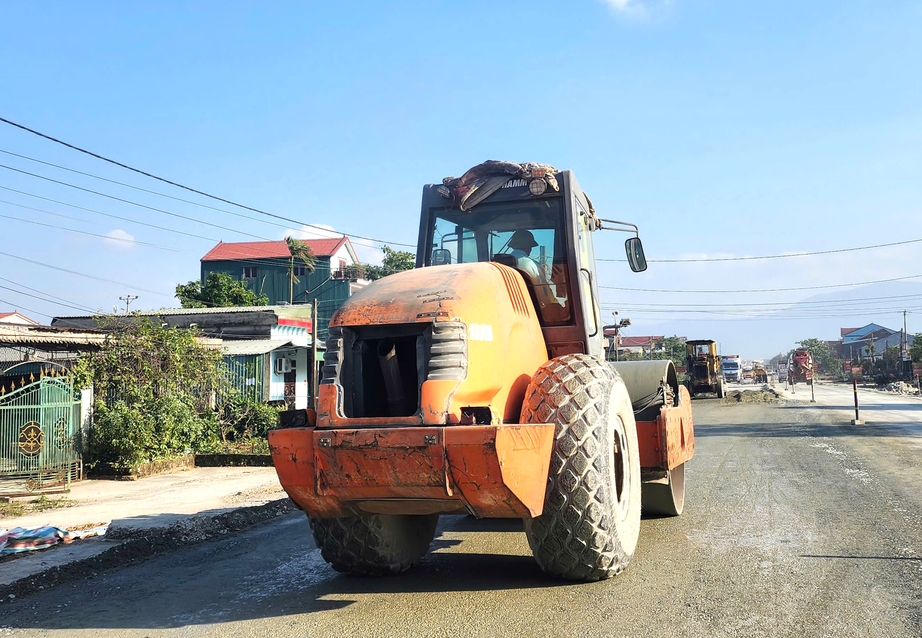 Khẩn trương thảm nhựa quốc lộ 1 qua Hà Tĩnh sau mưa bão- Ảnh 3. Khẩn trương thảm nhựa quốc lộ 1 qua Hà Tĩnh sau mưa bão- Ảnh 3.