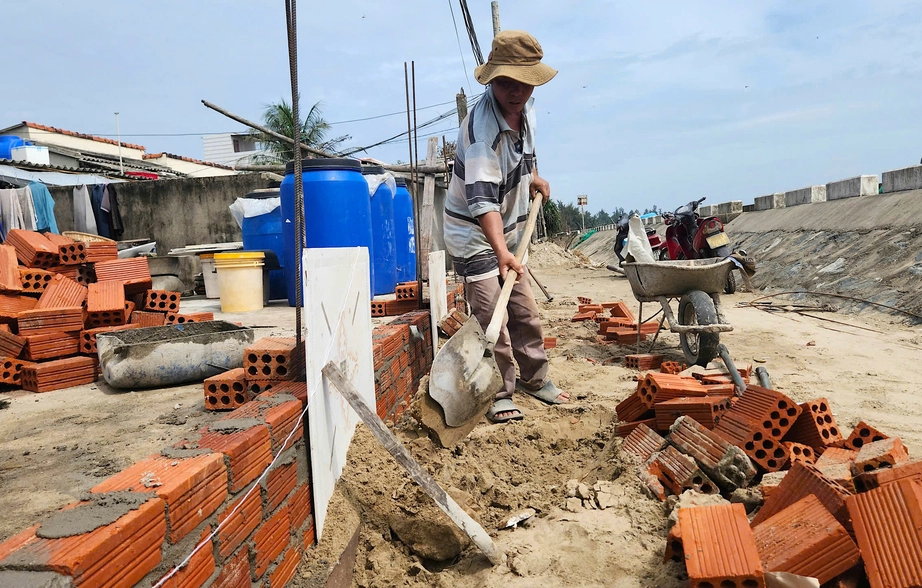 Quảng Ngãi hỗ trợ 30 triệu đồng mỗi nhà dân bị hư hỏng nặng do mưa bão- Ảnh 2. Quảng Ngãi hỗ trợ 30 triệu đồng mỗi nhà dân bị hư hỏng nặng do mưa bão- Ảnh 2.