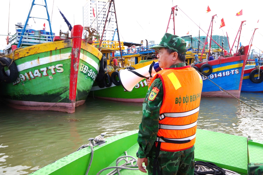 Bộ đội Biên phòng Gia Lai triển khai đồng bộ biện pháp ứng phó bão số 15- Ảnh 1.