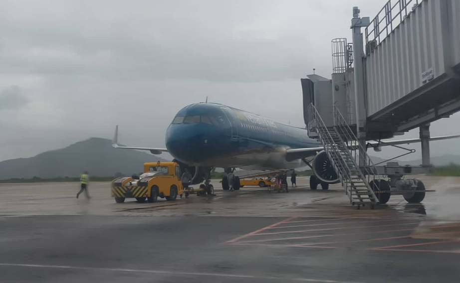 68 chuyến bay phải đổi đường tránh bão số 15- Ảnh 1.