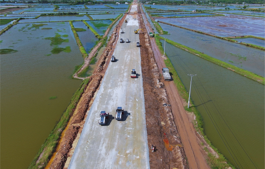 Tăng mũi thi công, thúc tiến độ cao tốc Cần Thơ - Cà Mau- Ảnh 2. Tăng mũi thi công, thúc tiến độ cao tốc Cần Thơ - Cà Mau- Ảnh 2.