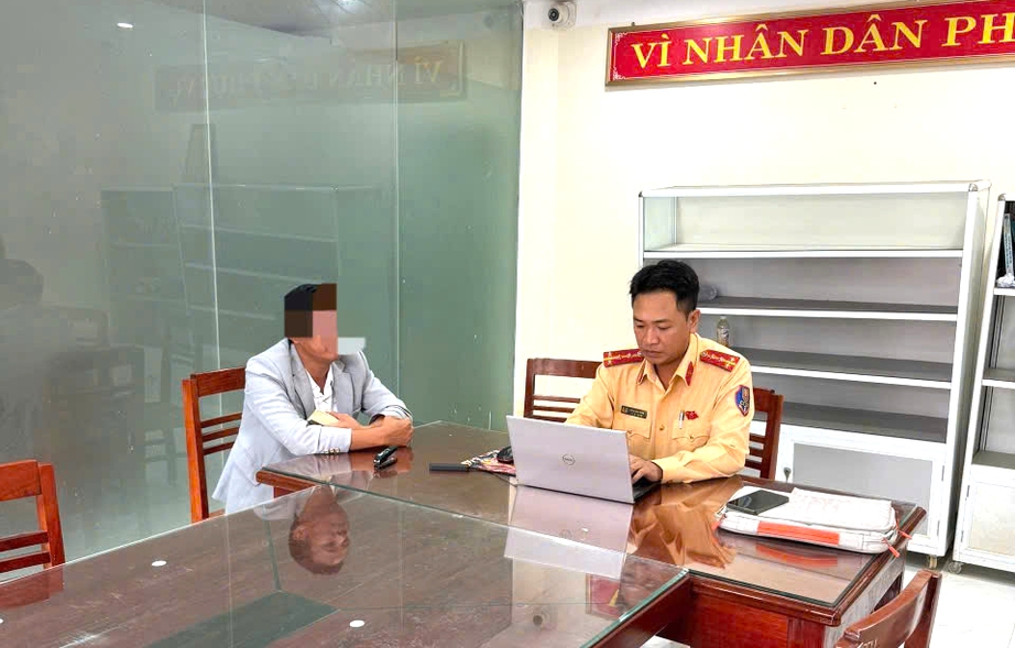 Tài xế lùi ô tô xuống ruộng vi phạm nồng độ cồn gấp 1,8 lần mức kịch khung- Ảnh 2. Tài xế lùi ô tô xuống ruộng vi phạm nồng độ cồn gấp 1,8 lần mức kịch khung- Ảnh 2.