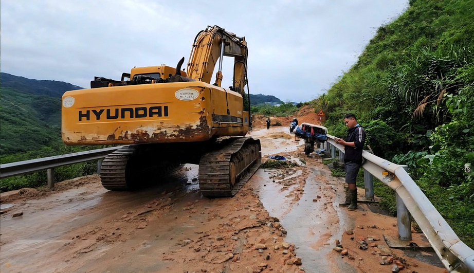 Bộ Xây dựng chỉ đạo khẩn, toàn ngành vào cuộc ứng phó mưa lũ và bão Kalmaegi- Ảnh 1. Bộ Xây dựng chỉ đạo khẩn, toàn ngành vào cuộc ứng phó mưa lũ và bão Kalmaegi- Ảnh 1.