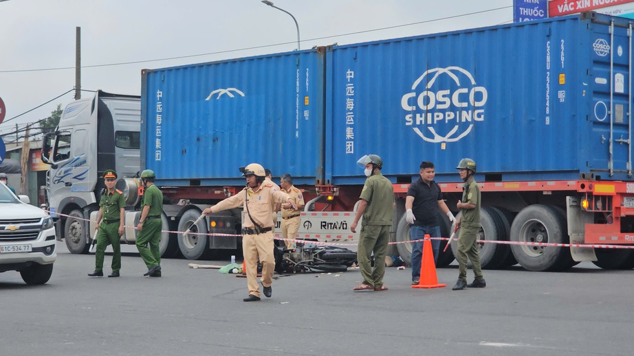 TP.HCM: Xe container va chạm xe máy chở cặp vợ chồng, người vợ tử vong thương tâm- Ảnh 1. TP.HCM: Xe container va chạm xe máy chở cặp vợ chồng, người vợ tử vong thương tâm- Ảnh 1.