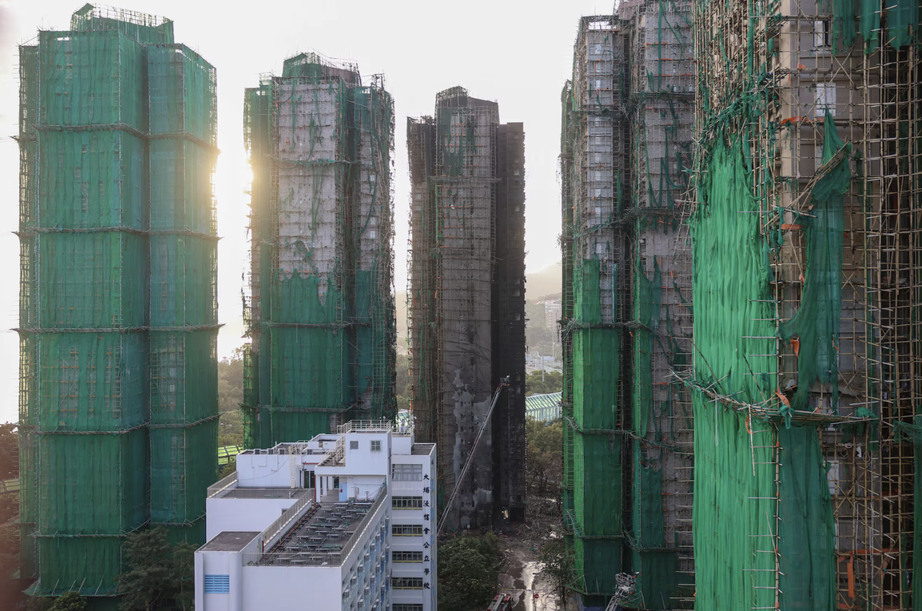 Vụ cháy chung cư tại Hong Kong: 30 dự án xây dựng bị đình chỉ vì lo ngại an toàn- Ảnh 1. Vụ cháy chung cư tại Hong Kong: 30 dự án xây dựng bị đình chỉ vì lo ngại an toàn- Ảnh 1.