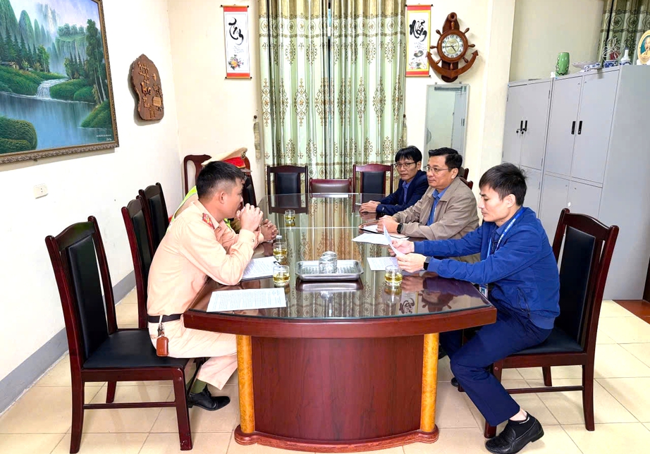 Nghệ An: Đi từng nhà, rà từng trường, ngăn học sinh vi phạm trật tự an toàn giao thông- Ảnh 1. Nghệ An: Đi từng nhà, rà từng trường, ngăn học sinh vi phạm trật tự an toàn giao thông- Ảnh 1.