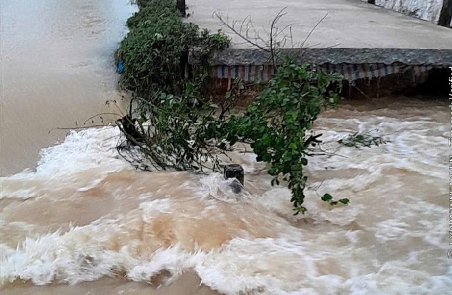 Còn 54.000 nhà bị ngập, chưa "hồi sức" sau mưa lũ, Huế lại gồng mình chống bão Kalmaegi - Ảnh 2. Còn 54.000 nhà bị ngập, chưa "hồi sức" sau mưa lũ, Huế lại gồng mình chống bão Kalmaegi - Ảnh 2.