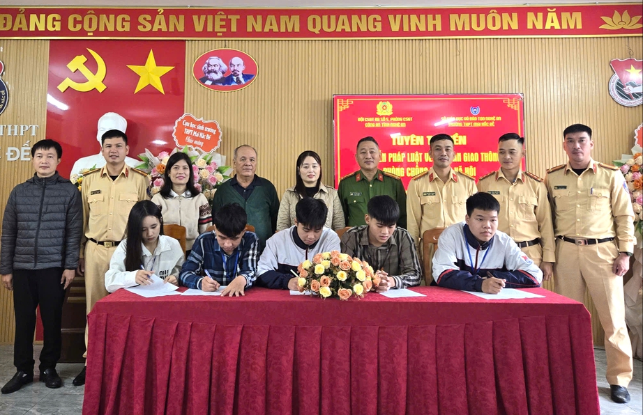 Nghệ An: Đi từng nhà, rà từng trường, ngăn học sinh vi phạm trật tự an toàn giao thông- Ảnh 6. Nghệ An: Đi từng nhà, rà từng trường, ngăn học sinh vi phạm trật tự an toàn giao thông- Ảnh 6.