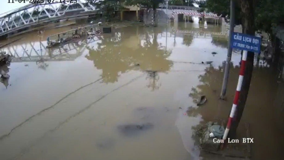 Còn 54.000 nhà bị ngập, chưa "hồi sức" sau mưa lũ, Huế lại gồng mình chống bão Kalmaegi - Ảnh 4. Còn 54.000 nhà bị ngập, chưa "hồi sức" sau mưa lũ, Huế lại gồng mình chống bão Kalmaegi - Ảnh 4.