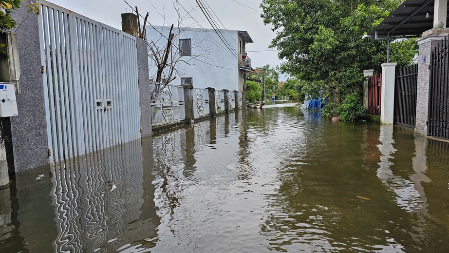 Còn 54.000 nhà bị ngập, chưa "hồi sức" sau mưa lũ, Huế lại gồng mình chống bão Kalmaegi - Ảnh 5. Còn 54.000 nhà bị ngập, chưa "hồi sức" sau mưa lũ, Huế lại gồng mình chống bão Kalmaegi - Ảnh 5.