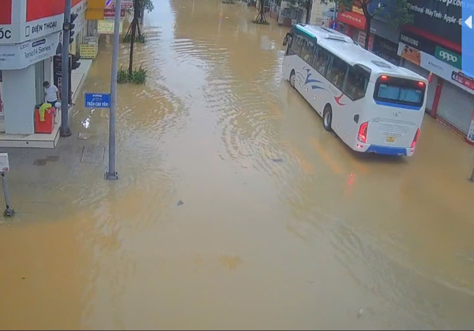 Còn 54.000 nhà bị ngập, chưa "hồi sức" sau mưa lũ, Huế lại gồng mình chống bão Kalmaegi - Ảnh 3. Còn 54.000 nhà bị ngập, chưa "hồi sức" sau mưa lũ, Huế lại gồng mình chống bão Kalmaegi - Ảnh 3.