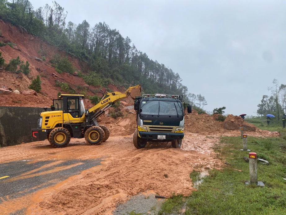 Hai công nhân bị thương do sạt lở khi đang xử lý đất đá trên đường ven biển Hà Tĩnh- Ảnh 1. Hai công nhân bị thương do sạt lở khi đang xử lý đất đá trên đường ven biển Hà Tĩnh- Ảnh 1.