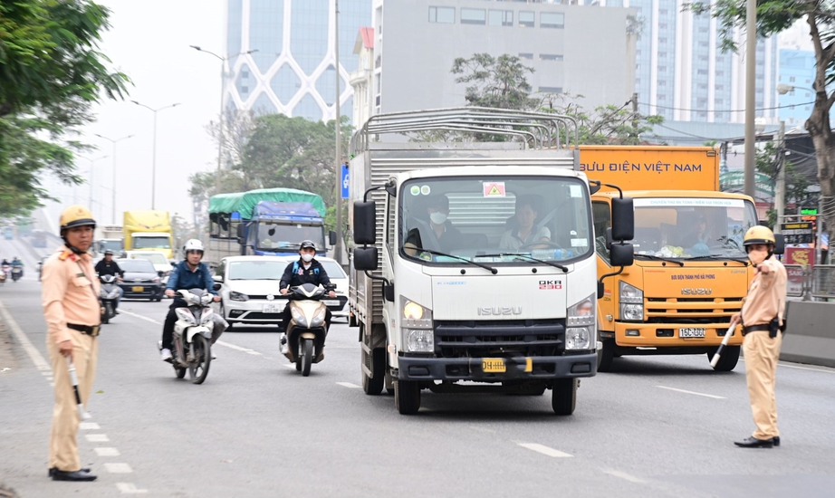 Hải Phòng tăng cường kiểm tra, xử lý vi phạm trong hoạt động kinh doanh vận tải bằng ô tô- Ảnh 1. Hải Phòng tăng cường kiểm tra, xử lý vi phạm trong hoạt động kinh doanh vận tải bằng ô tô- Ảnh 1.