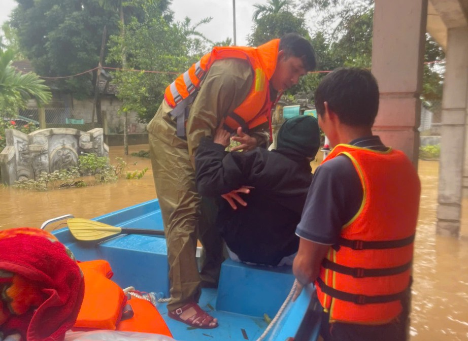 Còn 54.000 nhà bị ngập, chưa "hồi sức" sau mưa lũ, Huế lại gồng mình chống bão Kalmaegi - Ảnh 6. Còn 54.000 nhà bị ngập, chưa "hồi sức" sau mưa lũ, Huế lại gồng mình chống bão Kalmaegi - Ảnh 6.