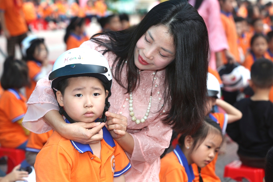 Thanh Hóa tặng 69.000 mũ bảo hiểm cho học sinh lớp 1 "giữ trọn ước mơ"- Ảnh 3. Thanh Hóa tặng 69.000 mũ bảo hiểm cho học sinh lớp 1 "giữ trọn ước mơ"- Ảnh 3.