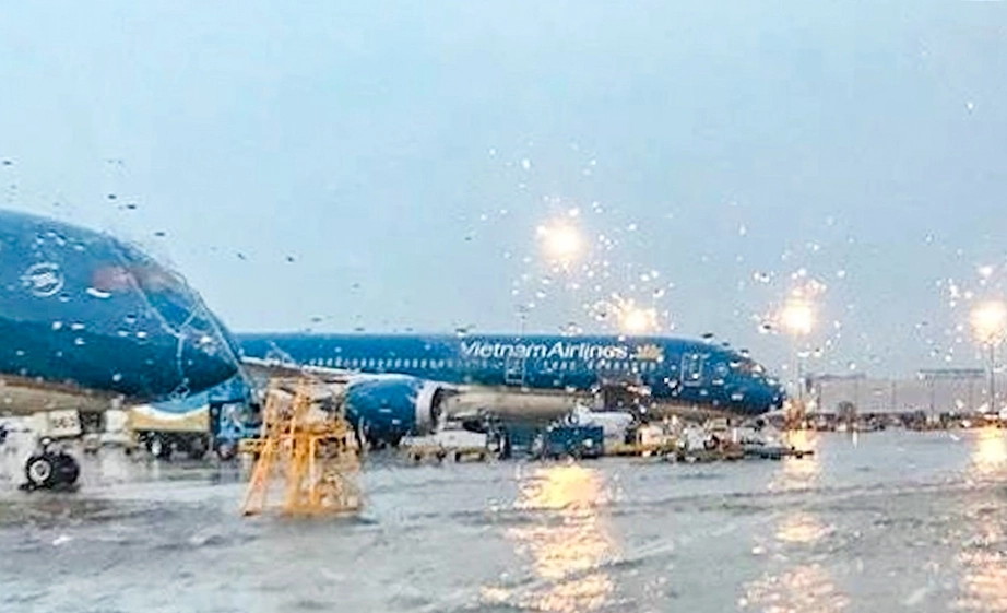 8 sân bay chịu ảnh hưởng trực tiếp của bão Kalmaegi- Ảnh 1. 8 sân bay chịu ảnh hưởng trực tiếp của bão Kalmaegi- Ảnh 1.