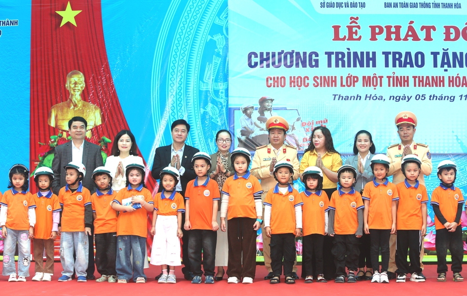 Thanh Hóa tặng 69.000 mũ bảo hiểm cho học sinh lớp 1 "giữ trọn ước mơ"- Ảnh 1. Thanh Hóa tặng 69.000 mũ bảo hiểm cho học sinh lớp 1 "giữ trọn ước mơ"- Ảnh 1.