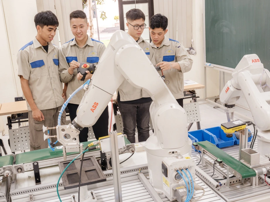 “Chìa khóa” giữ chân nhân tài và hạn chế chảy máu chất xám- Ảnh 1. “Chìa khóa” giữ chân nhân tài và hạn chế chảy máu chất xám- Ảnh 1.