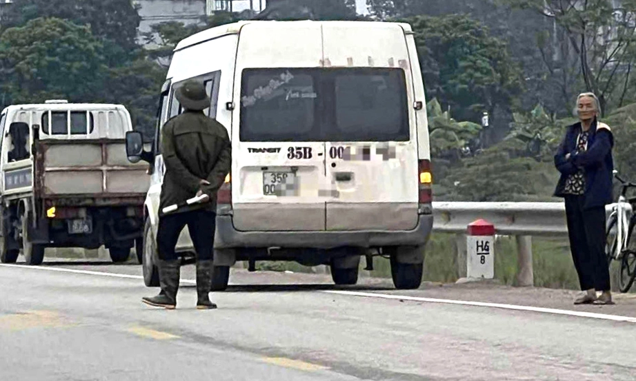 Bắc Ninh: Vừa bị phạt vì hết hạn đăng kiểm, tài xế xe khách lại gây tai nạn chết người- Ảnh 1.